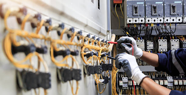 Professional Electrician technician working in Flora, MS